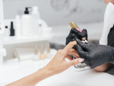 Извършване на маникюр