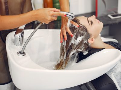 Извършване на измиване и подготвителни процедури на коса