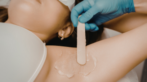 Извършване на нетрайни методи за обезкосмяване/епилация